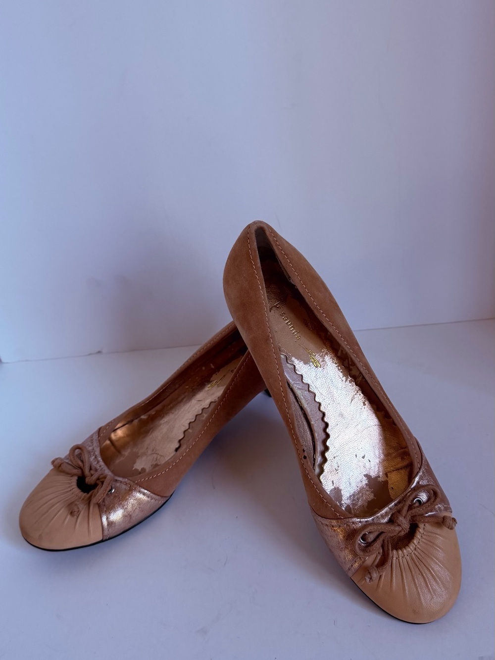 Le Saundra Women's Tan Leather Bow Ballet Flats